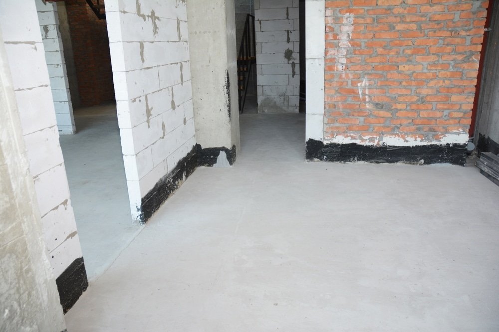 Beton ciré vloer onderhoud met aandacht voor vocht, kalk en beschermlaag