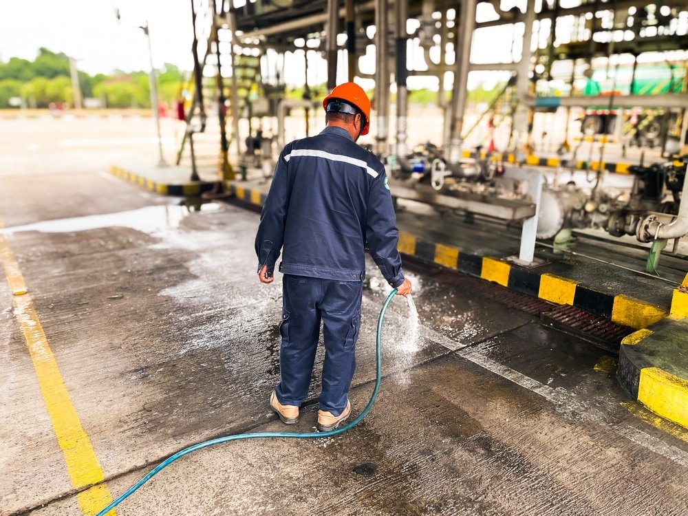Cementsluier verwijderen met aandacht voor planning, materiaal en dagelijks gebruik