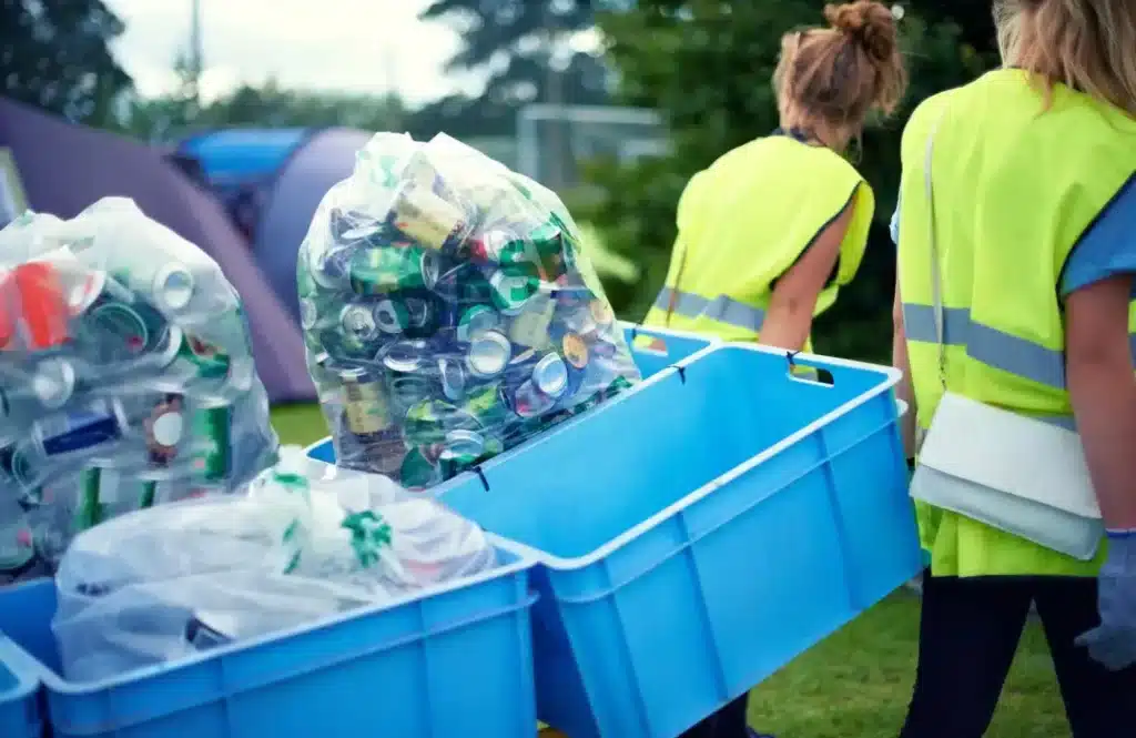 Evenementen schoonmaak met afvalinzameling bij publiekszone
