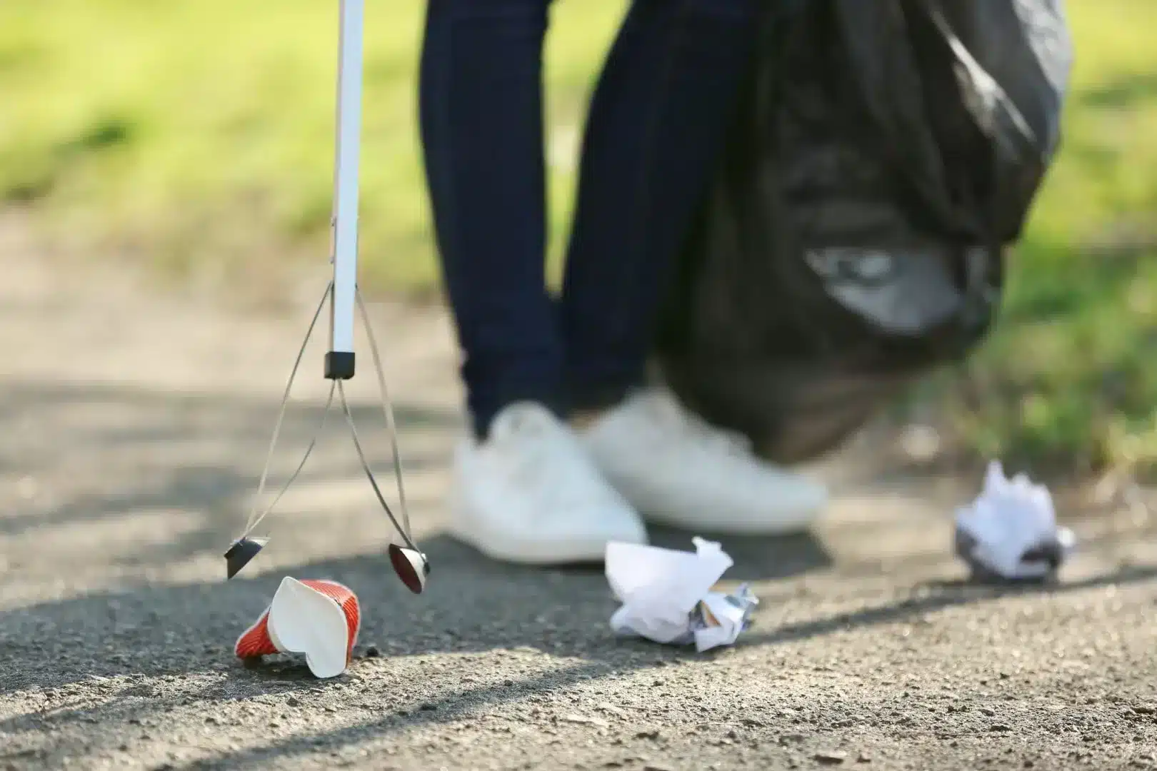 Evenementen schoonmaak met bekers langs looproute
