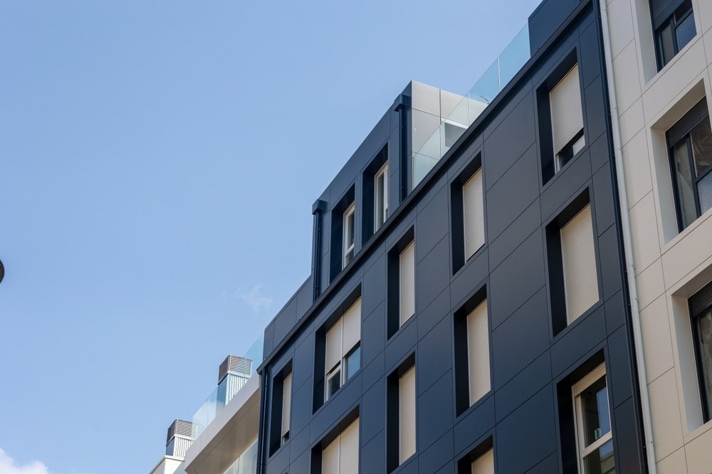Gevelreiniging Haarlem met inspectie van geveldetails, plinten en regenbanen