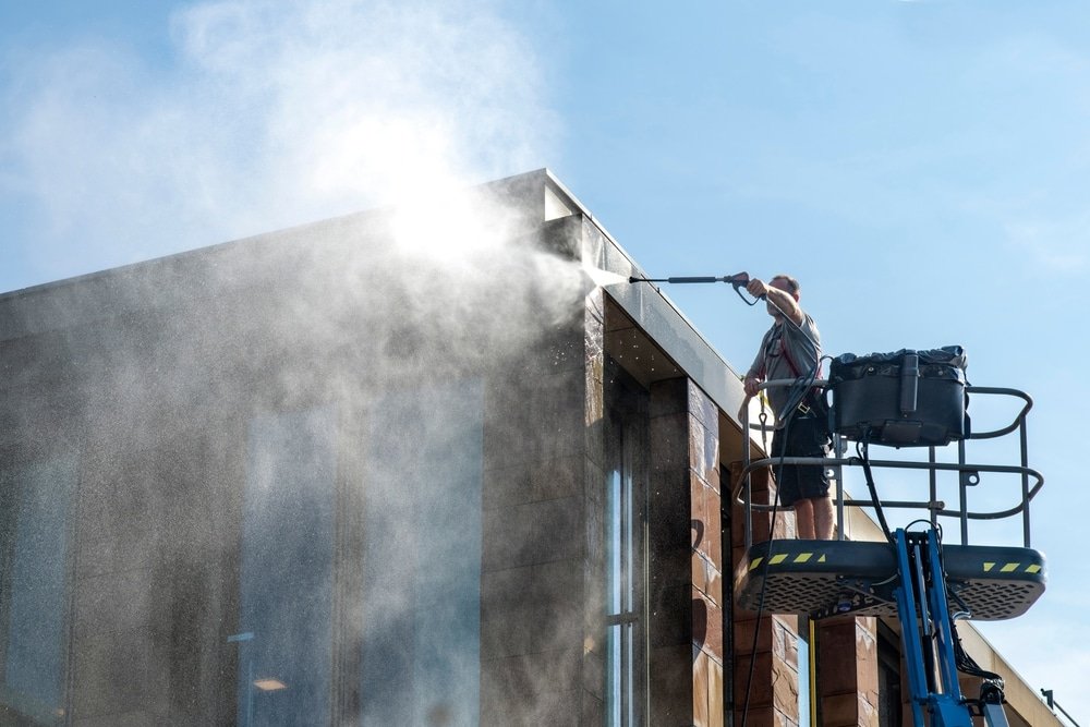 Gevelreiniging Heerhugowaard met inspectie van galerij, plint en voegwerk