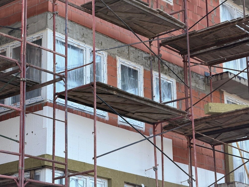 Gevelrenovatie met inspectie van voegwerk en scheuren