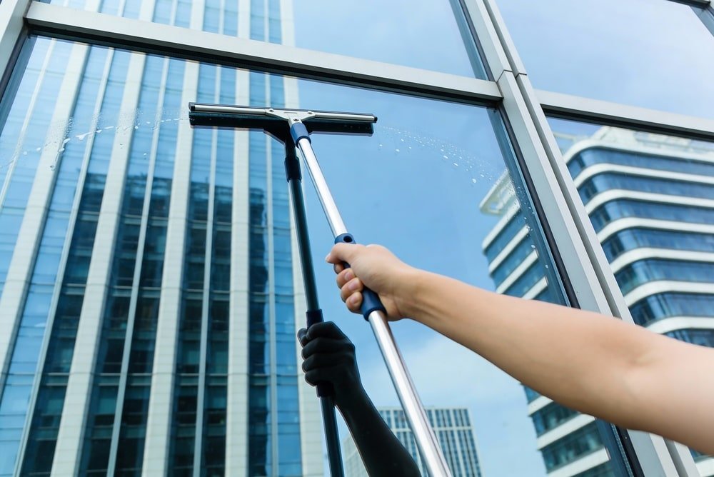 Glasbewassing Bedrijven met inspectie van bedrijfspanden, entrees, glasstroken en werktijden