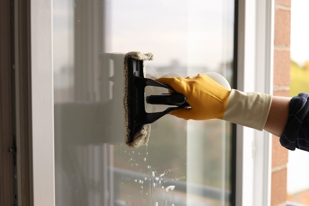 Glazenwasser Amsterdam met inspectie van hotelramen, grachtenpanden en smalle stoepen
