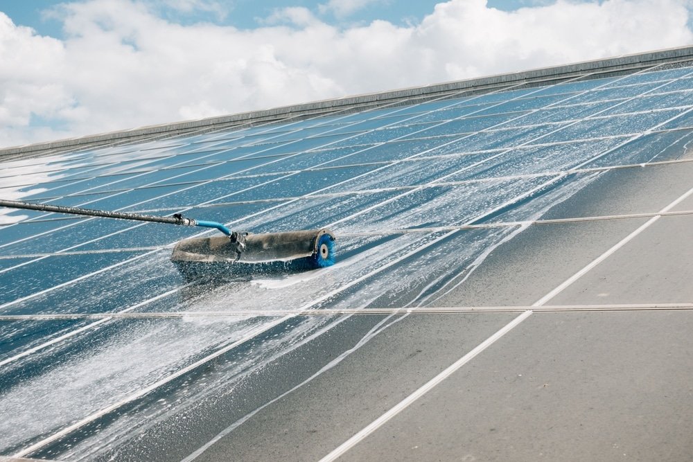 Glazenwasser Zonnepanelen tijdens uitvoering met veilige werkzone