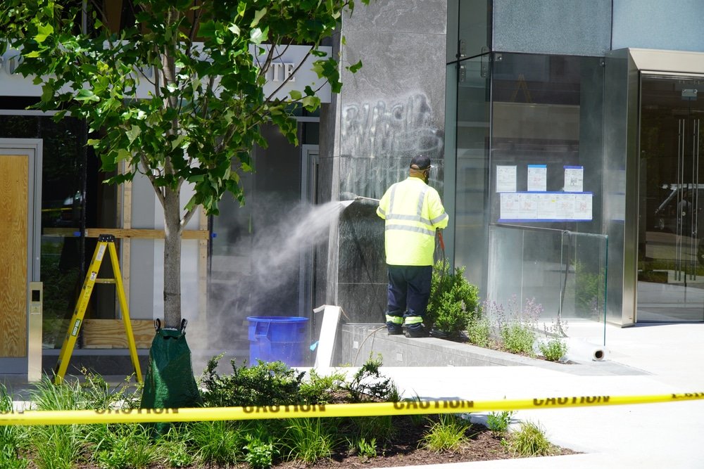 Graffiti verwijderen Amstelveen met inspectie van bedrijfspanden, winkelpuien en graffiti