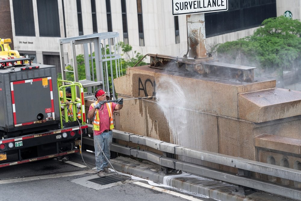 Graffiti verwijderen Amsterdam met inspectie van rolluiken, winkelpuien en graffiti