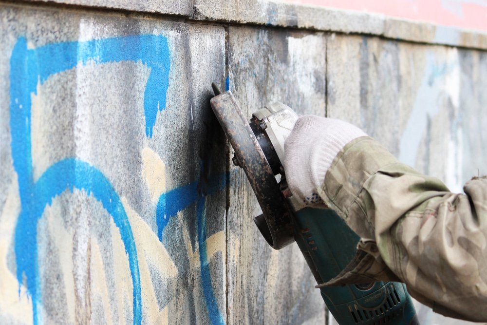 Graffiti verwijderen Delft met inspectie van oude baksteen, natuursteenranden, plinten en smalle routes in Delft