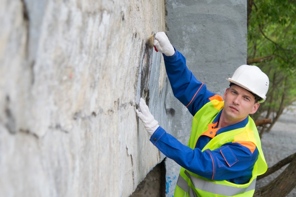 Graffiti verwijderen Den Bosch met inspectie van zorgentrees, publieke routes, deuren en poreuze steen in Den Bosch