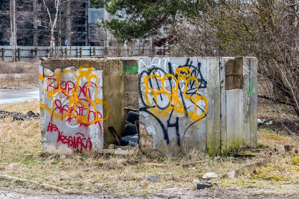 Graffiti verwijderen Den Haag met inspectie van horecapuien, rolluiken, drukke stoepen en kustwind in Den Haag