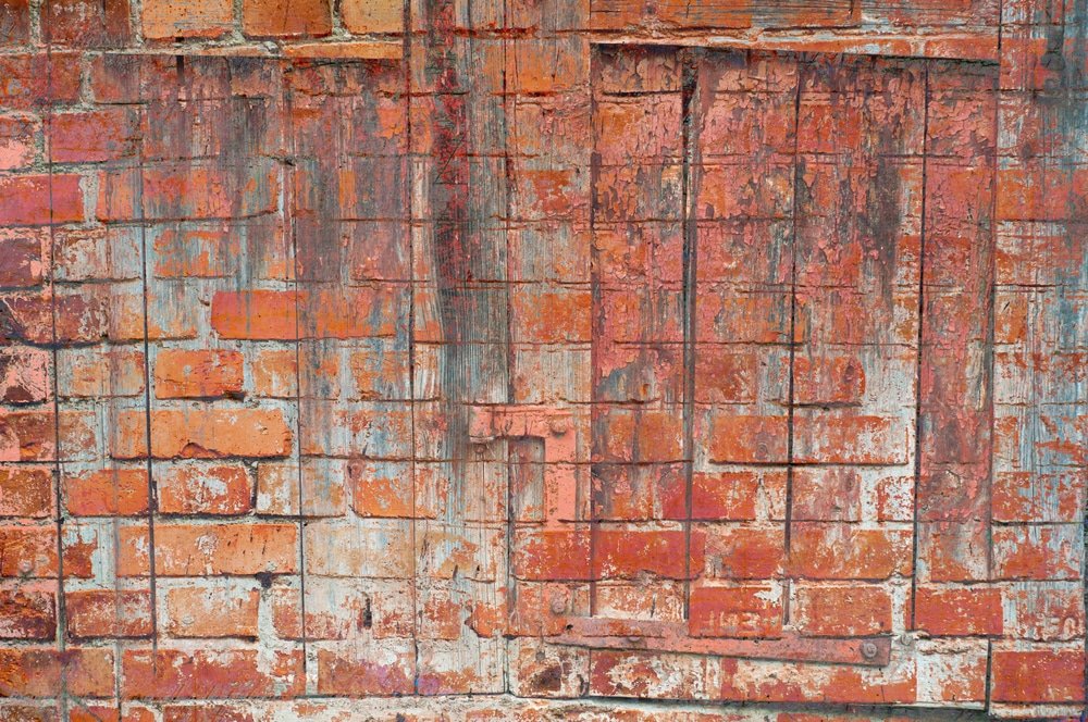 Graffiti verwijderen van een gevel met poreuze baksteen
