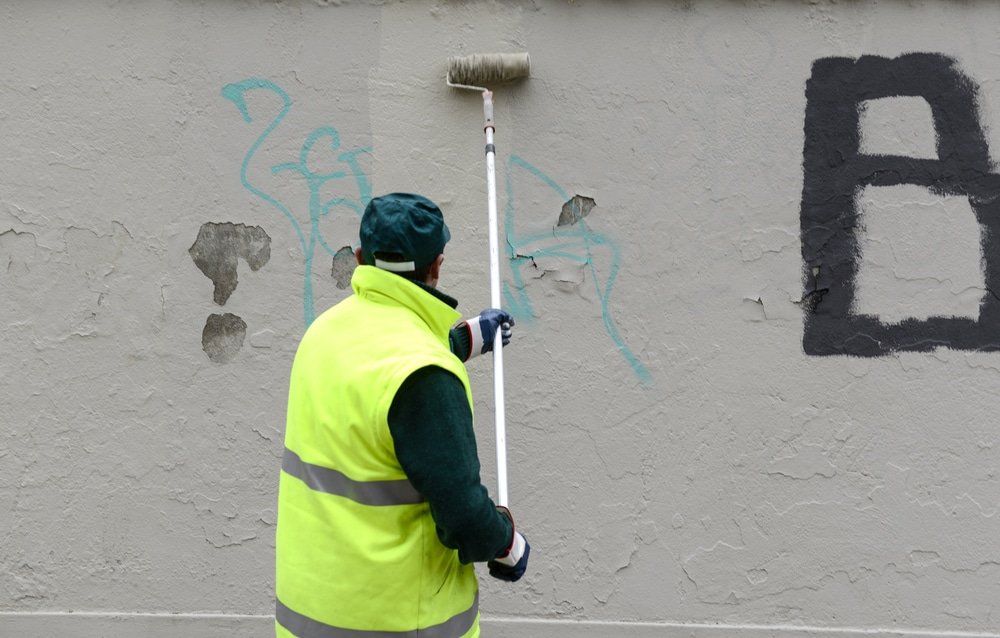 Graffiti verwijderen Gouda met inspectie van oude baksteen, binnenstadsmuren, voegen en natuursteenranden in Gouda