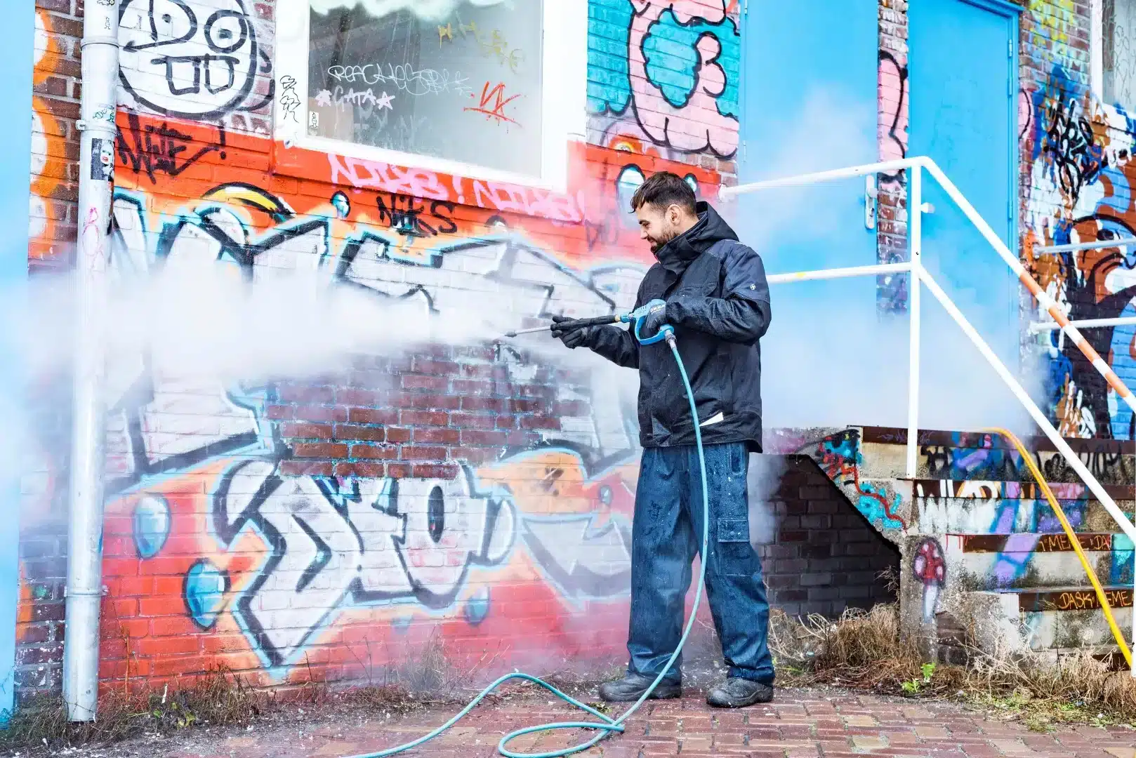 Graffiti verwijderen met inspectie van ondergrond, verfsoort en graffiti