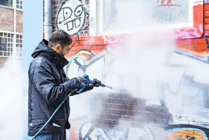 Graffiti verwijderen tijdens uitvoering met veilige werkzone