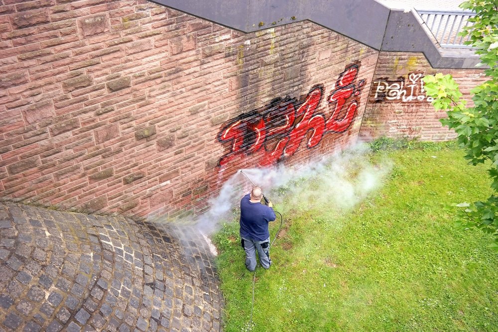 Graffiti verwijderen Haarlem met inspectie van oude geveldetails, winkelpuien, natuursteenranden en smalle routes in Haarlem