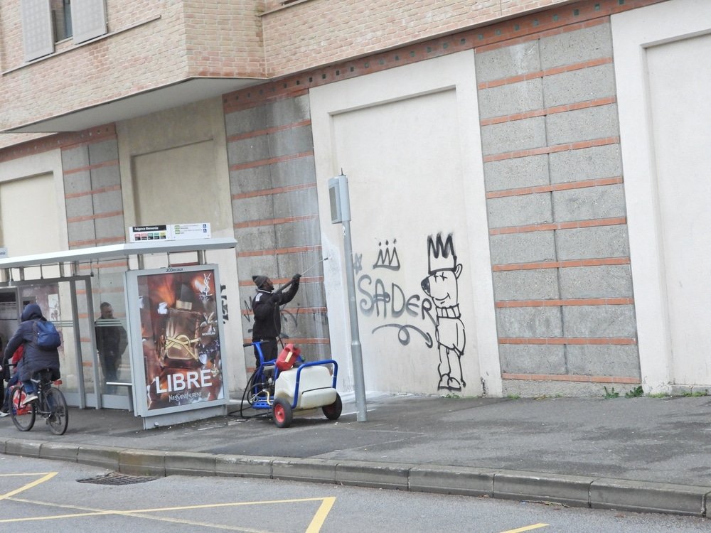 Graffiti verwijderen IJmuiden met inspectie van kustwind, havenstof, zoutsporen en industriële gevels in IJmuiden