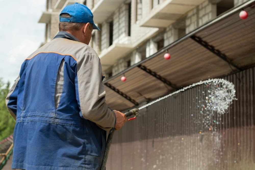 Graffiti verwijderen Utrecht met inspectie van portieken, VvE-muren, fietsroutes en oude baksteen in Utrecht