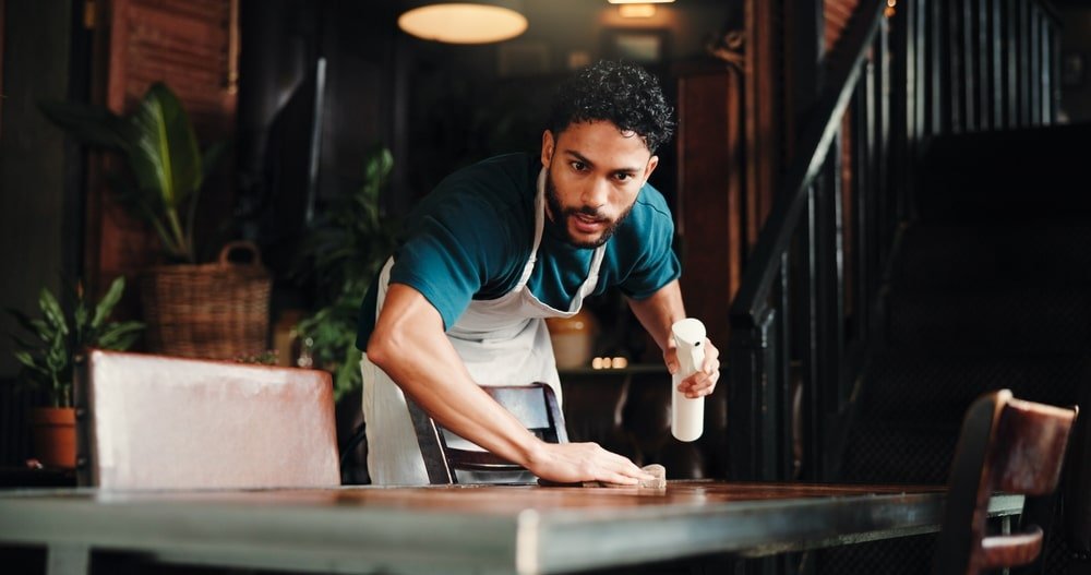 Horeca met inspectie van vetfilm, kruimelzones en gastenzones