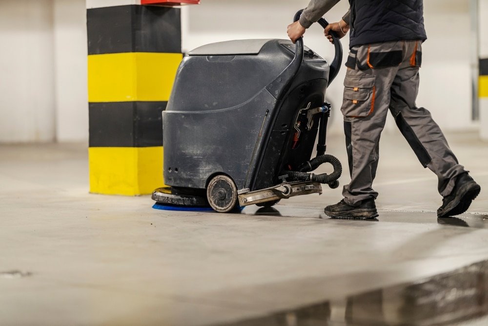 Schoonmaker zet een bungalow op een vakantiepark om tussen uitcheck en incheck