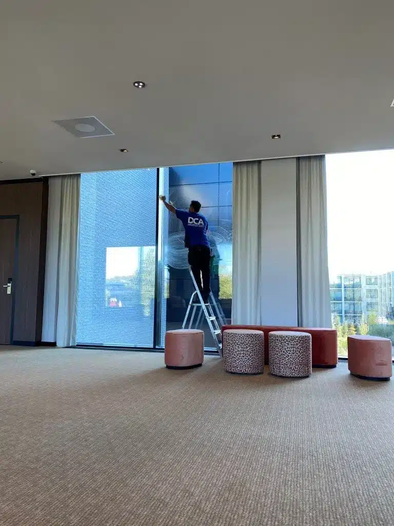 VvE en woningbouw schoonmaak bij gedeelde entree en glaspartijen