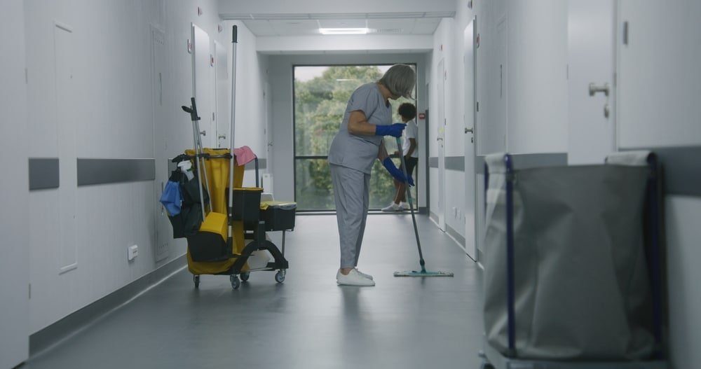 Zorg schoonmaak in gang van zorginstelling met vloerreiniging