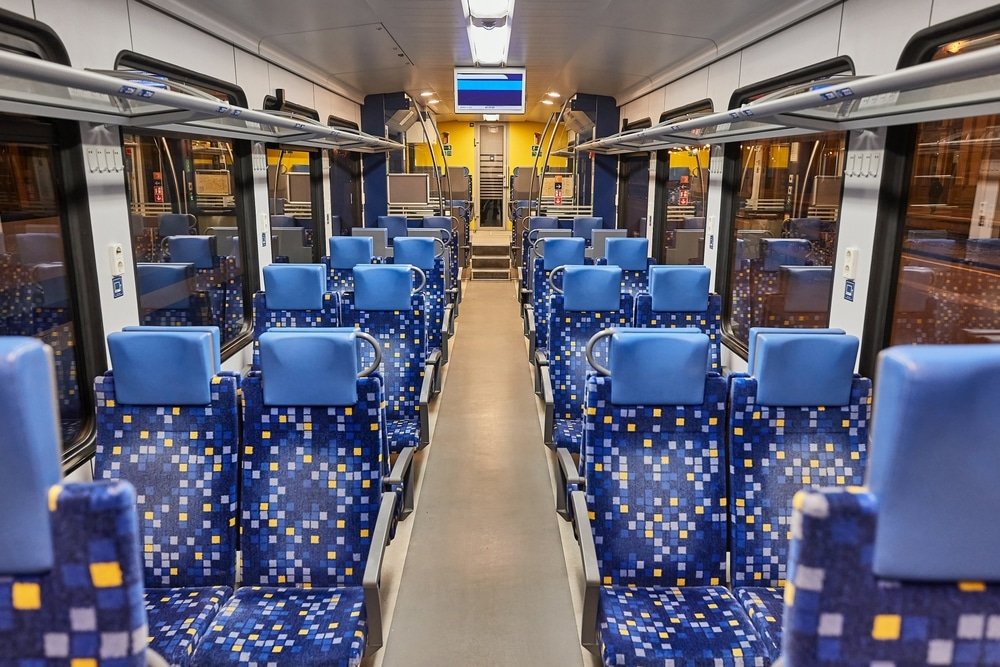 Interieur van een schone trein met zitplaatsen