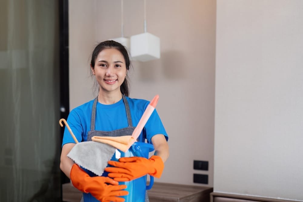 Schoonmaak van werkplekken en pantry in bedrijfspand