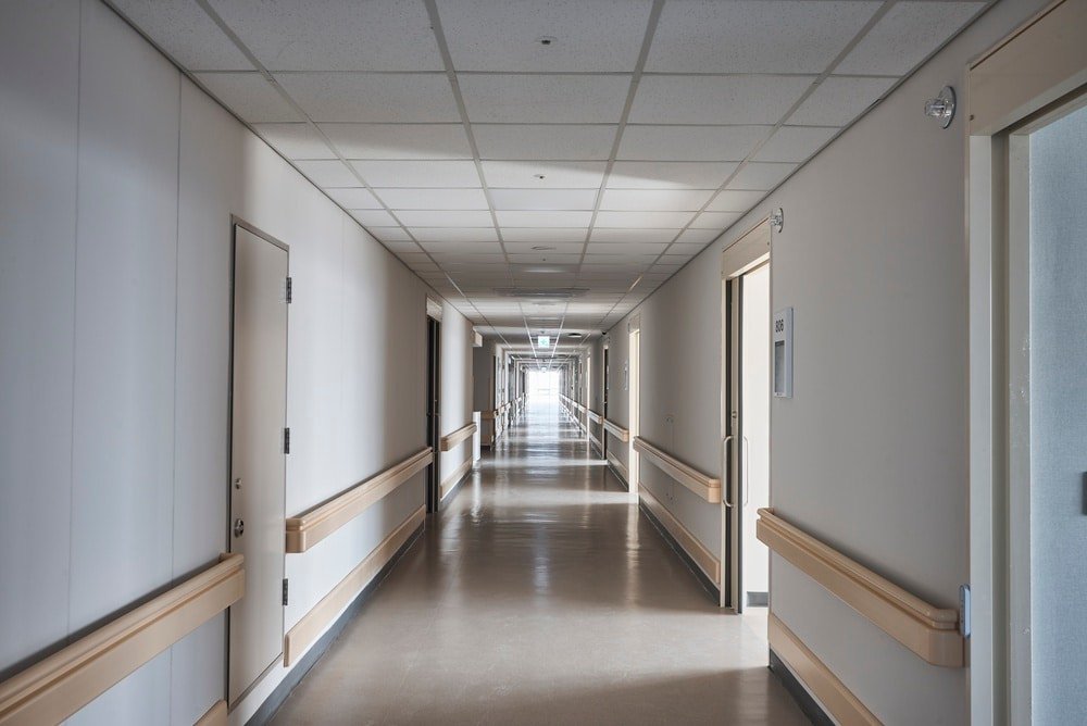 Schoonmaak van ziekenhuis sanitair en contactpunten