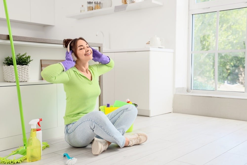 Schoonmaak van behandelkamer in zorgomgeving